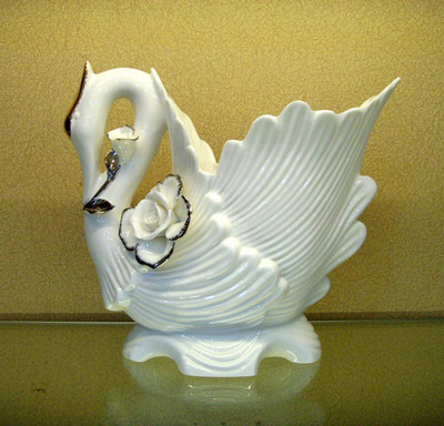 精致藝術(shù)與全球視野 義烏碧軒陶瓷花瓶AT044的設(shè)計與市場價值